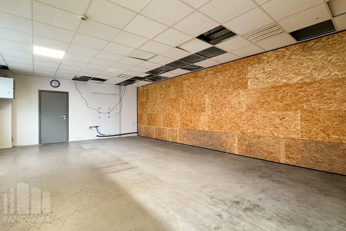 SME unit with 455 m² warehouse space, 60 m² mezzanine, and 267 m² fitted offices in a prime location - photo 4