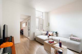 Op slechts vijf minuten rijden van het UZ Gent bevindt zich deze lichtrijke stadswoning met een gezellige buitenruimte. De woning combineert comfortabel wonen met een praktische indeling en biedt tal van mogelijkheden.<br /><br />Bij het betreden van de woning vindt u een aangename leefruimte met veel natuurlijke lichtinval, een functionele keuken, een gastentoilet, berging voor fietsen en toegang tot terras en tuin, waar u in alle rust kunt genieten van het buitenleven. Verder beschikt de woning over één ruime slaapkamer en een badkamer uitgerust met zowel een ligbad als een douche, een dubbele lavabo, een toilet en een aansluiting voor wasmachine.<br /><br />Een absolute troef is de volledig ingerichte studio op de bovenverdieping. Deze beschikt over een eigen leef- en slaapgedeelte met een sfeervolle mezzanine, waardoor het ideaal is voor een student, een inwonend familielid of als praktijk-of werkruimte aan huis.<br /><br />Dankzij de gunstige ligging nabij het ziekenhuis, het station, diverse invalswegen, openbaar vervoer en voorzieningen geniet u hier van een uitstekende bereikbaarheid en een aangename woonomgeving.<br /><br /> Voor meer info of een bezichtiging contacteer Benedicte op 0493/619 889 of via Benedicte@flameestate.be<br /><br />De vermelde prijs is een vanafprijs.