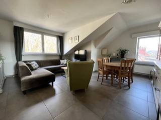 Dit instapklaar appartement is gelegen op de tweede verdieping van een kleinschalig gebouw zonder lift. Indeling: een inkomhal met apart toilet, een woon- en eetkamer 26m² op tegel, een keuken 7m² die uitgerust is met een gasfornuis, een oven, een vaatwasser, een koelkast en opbergkasten. Vanuit de inkomhal heeft u toegang tot de hoofdslaapkamer 10m², een kinderkamer anex bureau 6m² en een badkamer die voorzien is van een douche, een wandmeubel en een aansluiting voor uw wasmachine/droogkast. Tevens is er een ruime privatieve garagebox 23m² aan het eigendom verbonden. Zeer centraal gelegen, op een boogscheut van het openbaar vervoer, winkels, scholen, invalswegen en vlak over Hof De Bist waar u gezellig kan vertoeven.