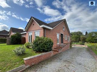 <p><span>HALFOPENBEBOUWING MET 3 SLAAPKAMERS, TUIN EN GARAGE</span></p><p><span>Richtprijs : 330.000 euro</span></p><p><span> </span></p><p><span>Deze woning is ideaal gelegen in de nabijheid van openbaar vervoer en scholen.</span></p><p><span>De woning heeft volgende indeling : </span></p><p><span>- Inkomhal met apart toilet, badkamer met bad en dubbele lavabo, 2 slaapkamers en een bureauruimte.</span></p><p><span>- Verder treft u de living, eetruimte en de keuken.</span></p><p><span>- Achteraan de woning is er een balkon met toegang tot de grote tuin.</span></p><p><span> </span></p><p><span>Op de eerste verdieping treft u nog 1 slaapkamer met uitbreidingsmogelijkheden.</span></p><p><span> </span></p><p><span>De woning is volledig onderkelderd en beschikt over een garage voor 1 wagen.</span></p><p><span>Op de zijkant van de woning is er een ruime oprit aanwezig.</span></p><p><span> </span></p><p><span>De woning wordt verwarmd met centrale verwarming op mazout en beschikt over dubbele beglazing in PVC.</span></p><p><span> </span></p><p><span>Voor info of bezoek bel Louis op 0472 29 25 04 of stuur een mail naar <span>louis@svena.be</span></span></p><p><span> </span></p><p><span>Stedenbouwkundig uittreksel/inlichtingen in aanvraag!!</span></p><p><span> </span></p><p><span>Deze gegevens zijn louter informatief en wij kunnen niet aansprakelijk gesteld worden voor eventuele onjuistheden.</span></p><p><span>De bewoonbare oppervlakte is slechts indicatief.</span></p><p><span> </span></p><p><span> </span></p>