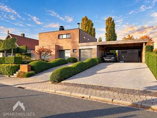 <p>Instapklare vrijstaande woning in een rustige omgeving bestaande uit een inkomhal met gastentoilet, ruime lichtrijke woonkamer met zithoek + houthaard en eetplaats, volledig uitgeruste keuken met kookeiland, eetplaats + bureauhoek, koele berging, droge kelder, garage met wasplaats en een prachtig aangelegde tuin met gezellige zonneterrassen, tuinbergingen en volledige privacy. Op het verdiep zijn 3 ruime slaapkamers, berging en een ingerichte badkamer (inloopdouche en dubbele wastafel).</p>
<p></p>
<p>Extra troeven:</p>
<ul>
<li>Zuidwestgerichte tuin</li>
<li>Dubbele beglazing (aluminium) + rolluiken</li>
<li>Omgeven door groen en prachtig open zicht op de velden</li>
<li>Aangelegde voortuin met oprit voor meerdere (+-8) wagens</li>
<li>Grote carport met achterliggende tuinberging van 40m²</li>
<li>Instapklaar</li>
</ul>
<p></p>
<p>Deze villa is te koop ZONDER makelaar via het concept van Smart Houses! Wenst u verdere inlichtingen of bezoek? Contacteer rechtstreeks de eigenaar via <span>+32485178132</span></p>