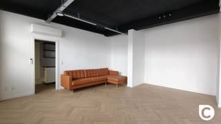 <p><span>Stijlvolle &amp; polyvalente ruimte op de Fruithoflaan: Lichtrijk en instapklaar</span></p><p><span>Bent u op zoek naar de ideale plek voor uw kantoor, praktijk of atelier? Op de prestigieuze Fruithoflaan in Berchem bieden wij deze prachtig vernieuwde handelsruimte van ca. 37 m² aan. Hoewel het pand rustig aan de achterzijde van het gebouw ligt, bevindt u zich hier midden in een bruisende buurt met alle voorzieningen binnen handbereik. De perfecte keuze voor wie een centrale ligging wil combineren met de rust die nodig is om gefocust te werken.</span></p><p><span> </span></p><p><span>Lichtrijke werkruimte met karakter</span></p><p><span>Dankzij de unieke hoekligging geniet deze ruimte van een uitzonderlijke lichtinval, wat direct een aangename en open sfeer creëert. Het pand is met oog voor detail afgewerkt, waarbij de stijlvolle tegelvloer met visgraatparketmotief zorgt voor een warme en professionele uitstraling. Deze vloer combineert de klasse van parket met het onderhoudsgemak van een tegel, ideaal voor intensief gebruik.</span></p><p><span> </span></p><p><span>Comfort &amp; voorzieningen</span></p><p><span>Achteraan de ruimte vindt u een praktische kitchenette. Daarnaast beschikt het pand over een apart, verzorgd toilet. Qua technieken is de ruimte volledig up-to-date: de elektriciteit is conform (AREI) en de verwarming gebeurt via een energiezuinige warmtepomp. Dit moderne systeem zorgt voor een aangenaam klimaat en een slim verbruik, het hele jaar door.</span></p><p><span> </span></p><p><span>Eindeloze mogelijkheden</span></p><p><span>De kracht van dit pand schuilt in de polyvalentie. Of u nu droomt van een rustig kantoor, een moderne praktijkruimte voor een vrij beroep, een creatieve studio of een exclusieve handelsruimte: de indeling en afwerking bieden u de vrijheid om uw plannen direct te realiseren. </span></p><p><span> </span></p><p><span>Troeven op een rij:</span></p><p><span>- Toplocatie: Gelegen aan de begeerde Fruithoflaan te Berchem, vlakbij alles.</span></p><p><span>- Instapklaar &amp; vernieuwd: Prachtige visgraat-tegelvloer en kwalitatieve afwerking.</span></p><p><span>- Lichtinval: Optimale natuurlijke verlichting dankzij de hoekligging.</span></p><p><span>- Duurzame technieken: Verwarmd met een moderne warmtepomp en conforme elektriciteit.</span></p><p><span>- Multifunctioneel: Geschikt voor tal van professionele doeleinden.</span></p><p><span> </span></p><p><span>Bent u klaar om uw onderneming naar een hoger niveau te tillen in dit stijlvolle pand? Plan vandaag nog uw bezoek en ontdek de mogelijkheden van deze unieke ruimte!</span></p>