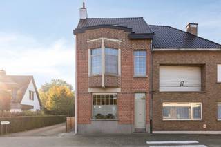 <p><span>Ben je op zoek naar een <strong>charmante woning met karakter,</strong> veel ruimte en een fijne tuin? Dan is deze halfopen woning aan de Hoogboomsteenweg 163 in Kapellen absoluut het ontdekken waard.</span></p>
<p><span>De woning dateert uit de jaren '30 en werd in <strong>2023 grotendeels gerenoveerd.</strong> Daarbij bleef de authentieke uitstraling van de woning behouden, terwijl er tegelijkertijd flink werd geïnvesteerd in comfort en energiezuinigheid. Met een bewoonbare oppervlakte van ca. 175 m² is er bovendien verrassend veel ruimte voor een gezin, thuiswerkplek of praktijk aan huis.</span></p>
<p><span>Bij binnenkomst kom je in de inkomhal, die toegang geeft tot de leefruimte, keuken en kelder. De gezellige leefruimte is afgewerkt met parket en beschikt over een open haard.</span></p>
<p><span>De verzorgde keuken uit 2011 is voorzien van een granieten werkblad, vitrokeramische kookplaat, dubbele spoelbak, koelkast, vaatwasser en combi-oven. Aansluitend bevindt zich op het gelijkvloers een badkamer met ruim ligbad, toilet en lavabomeubel. </span></p>
<p><span>Een bijzondere troef bevindt zich achteraan de woning. Via een aparte toegang bereik je een extra slaapkamer die ook uitstekend gebruikt kan worden als praktijkruimte, kantoor of ruimte voor een inwonend gezinslid. Deze ruimte beschikt over een eigen badkamer met douche, lavabo en toilet en een kleine wasplaats. Hierdoor kun je wonen en werken heel eenvoudig van elkaar scheiden.</span></p>
<p><span>Op de eerste verdieping bevinden zich 2 volwaardige slaapkamers. Daarnaast is er een kleinere kamer, momenteel zonder deur, die gebruikt kan worden als bijvoorbeeld bureau, kinder- of logeerkamer. Op deze verdieping is tevens een apart toilet aanwezig. Een verdieping hoger vind je nog een ruime slaapkamer en een praktische berging waarin ook de cv-ketel is ondergebracht. </span><span></span><span>Ook buiten heeft deze woning veel te bieden. De fraai aangelegde achtertuin is zuidoost georiënteerd en bestaat uit een combinatie van gazon en verharding. Direct aan de woning bevindt zich een terras dat gedeeltelijk overdekt is.</span></p>
<p><span>Achteraan staat een aparte garage met aansluitende tuinkamer. De tuinkamer is mooi afgewerkt en beschikt over een glazen pui, waardoor hier een heerlijke extra plek is gecreëerd om van de tuin te genieten. Er is parkeergelegenheid voor één wagen achter de woning en één wagen in de garage. De garage is bereikbaar via een servitudeweg. </span></p>
<p><span>Ook op energetisch vlak scoort de woning goed. Ze beschikt over EPC-label B met een energiescore van 172 kWh/m². Er zijn 12 zonnepanelen met thuisbatterij aanwezig. De woning heeft volledig dubbele beglazing, muur- en dakisolatie en het dak werd in 2023 vernieuwd. De verwarming gebeurt op gas via een HR-ketel uit 2023, waarbij de radiatoren afzonderlijk regelbaar zijn via een slimme thermostaat. </span></p>
<p><span>Kortom: een charmante en grotendeels gerenoveerde woning die authentieke elementen combineert met hedendaags wooncomfort. Dankzij de 4 slaapkamers, extra multifunctionele kamer, 2 badkamers, energiezuinige voorzieningen, garage en verzorgde tuin biedt deze woning bijzonder veel mogelijkheden.</span></p>
<p><span>Een fijne gezinswoning met karakter, ruimte en een verrassend veelzijdige indeling, gelegen in Kapellen.</span></p>
<p><strong></strong></p>
<p><strong>Meer informatie? </strong></p>
<p><strong>www.hoogboomsteenweg163.be</strong></p>
<p><br /><strong>Bezoekmoment 18 oktober tussen 10u en 12u op afspraak via mail of telefoon.</strong><br /><strong>Timmy Janssens</strong><br /><strong>0479690629</strong><br /><strong>janssens--timmy@hotmail.com</strong></p>