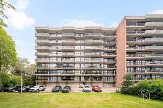Appartement met 1 slaapkamer, garage en kelderDit knusse appartement is gelegen in Residentie Magnolia en geniet van een aangenaam zicht op het groen. Dankzij de centrale ligging vlak bij het station, handelszaken op wandelafstand en het openbaar vervoer binnen handbereik woon je hier bijzonder praktisch.Indeling: inkomhal, woonkamer, keuken, één slaapkamer, badkamer en een afzonderlijk toilet. Daarnaast beschikt het appartement over een privatieve kelder en een garage, beide inbegrepen in de prijs. Het gebouw is bovendien voorzien van liften.Het appartement bevindt zich in een te renoveren staat en biedt hierdoor de mogelijkheid om het volledig naar eigen smaak en wensen in te richten. Handelszaken bevinden zich op slechts 200 meter, terwijl de nabijheid van het station zorgt voor een vlotte verbinding met het openbaar vervoer.Dankzij de centrale ligging, praktische indeling en inbegrepen garage en kelder is dit appartement ideaal voor starters, alleenstaanden of investeerders die op zoek zijn naar een interessante renovatie- en investeringsopportuniteit.Te koop via Immo Beguin, jouw vastgoedexpert sinds 2009.✉️ emmy@immobeguin.be