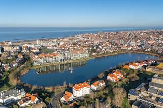 Uniek en zeldzaam. Villa “Loup Garnou” is een alleenstaande modernistisch villa (1937) en ligt letterlijk "les pieds dans l’eau" aan het Zegemeer...