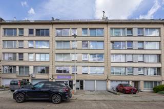 Centraal gelegen en zeer verzorgd appartement op de tweede verdieping heeft 2 slaapkamers en terras achteraan en een garagebox met extra staanplaats. <br /><br />De living (35m²) is op een stenen vloer en heeft veel lichtinval.<br /><br />De keuken heeft een stenen vloer en is uitgerust met een gasvuur, een dampkap, een dubbele spoelbak, een oven , een ingebouwde ijskast en diepvries, een wasmachine en met kasten boven en onder.<br /><br />De badkamer heeft een mooie inloopdouche met thermostatische kraan, een lavabomeubel en is volledig betegeld.<br /><br />Er is een aparte hang wc op een stenen vloer en in de hal is er een videofoon aanwezig en heel het appartement heeft dubbele beglazing.<br /><br />Achteraan zijn er 2 slaapkamers (16m²) en (10m²) op laminaatvloer en met een deur naar het terras (8,5m²)<br /><br />Het appartement heeft een zeer gunstig EPC label B (123 kWh/m² jaar).<br /><br />In de prijs zijn er ook een diepe garagebox en een aparte staanplaats inbegrepen.<br /><br />De maandelijkse kosten bedragen €195 ( water, verwarming, minuterie, blokpolis, syndicus, lift onderhoud + controle en poetsvrouw). <br /><br />Stedenbouwkundige inlichtingen zijn in aanvraag.<br /><br />Voor meer info of een bezoek ter plaatse kan u vrijblijvend contact opnemen met Philip 0476/999029 of philip@reds.be