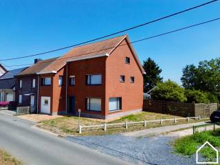 Ontdek deze ruime, karaktervolle woning met 4 slaapkamers, een garage en een prachtige tuin, rustig gelegen in een rustige omgeving<br /><br />ONTDEK DE VASTGOEDVIDEO; https://youtube.com/embed/4zBM86ytFBc<br /><br />Indeling;<br /><br />GLV;<br /><br />Inkomhal (5m²) - leefruimte met houtkachel (35,8m²) - uitgeruste keuken (17,6m²) - garage met automatische poort (20,2m²) - toilet - veranda (28m²)<br /><br />Verdieping 1; <br /><br />Nachthal (8m²) - 4 SLPKS (17,85m² - 17,52m² - 15,1m² - 15m²) - badkamer met ligbad, toilet en enkele wasmeubel (6,3m²) <br /><br />Verdieping 2:<br /><br />Zolder (63,4m²)<br /><br />Verdieping-1<br /><br />Kelder (7,3m²) <br /><br />Extra; overal centrale verwarming op gas, rolluiken aanwezig, regenwater, grote tuin, rustige ligging,...<br />