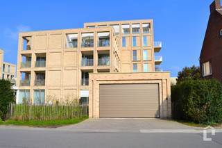 <p><span>Ondergrondse parkeerplaatsen te koop in nieuwbouw</span></p><p><span> </span></p><p><span>In deze prachtige nieuwbouw-residentie zijn nog parkeerplaatsen te koop.</span></p><p><span> </span></p><p><span>De parking rij je vlot binnen via de automatische garagepoort.</span></p><p><span>Beneden kom je de ruime parking met voldoende manoeuvreerruimte.</span></p><p><span>Via de trap naast de inrit, kan je de parking gemakkelijk te voet binnenkomen en verlaten.</span></p><p><span> </span></p><p><span>Mogelijkheid tot huur-koop.</span></p><p><span> </span></p><p><span>Prijzen zijn exclusief btw en notariskosten.</span></p>
