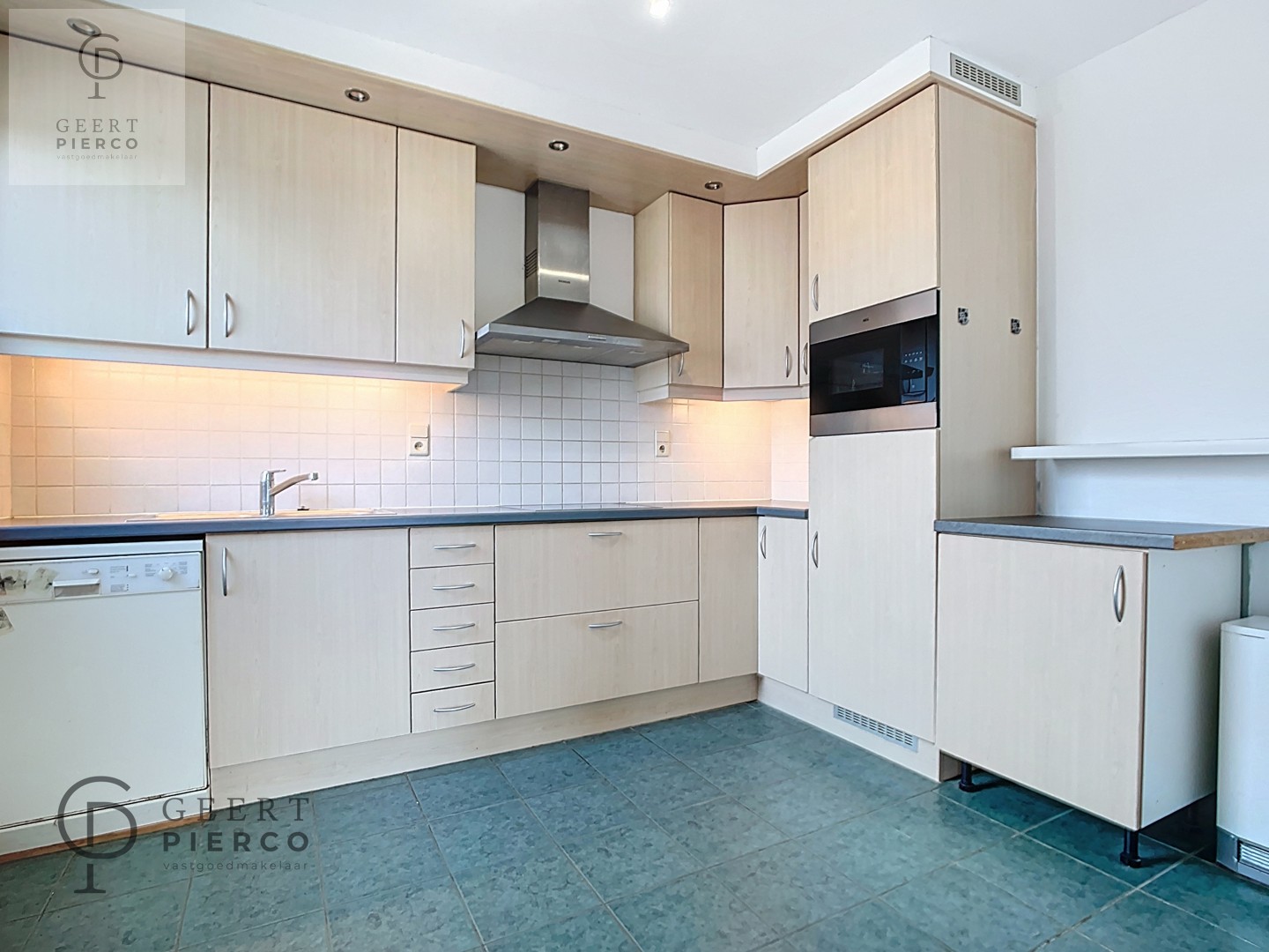 Ruim appartement met twee slaapkamers, kelder en ondergrondse staanplaats. - foto 5