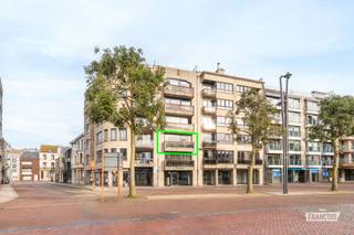 Dit ruime appartement is gelegen op de tweede verdieping en bevindt zich op een uitstekende en centrale ligging aan de Grote Markt. Dankzij de ligging aan de zonnekant geniet het appartement van een aangename natuurlijke lichtinval doorheen de dag.<br /><br />Bij het binnenkomen wordt u verwelkomd in een ruime inkomhal die toegang biedt tot de verschillende vertrekken. De leefruimte is ruim en aangenaam en sluit rechtstreeks aan op de keuken. Verder beschikt het appartement over een gastentoilet en een praktische berging met aansluitingen voor wasmachine en droogkast.<br /><br />Het slaapgedeelte omvat twee volwaardige slaapkamers. Daarnaast zijn er zowel een volwaardige badkamer als een afzonderlijke douchekamer aanwezig, wat zorgt voor extra comfort en functionaliteit.<br /><br />Tot slot beschikt het appartement over een privatieve kelderberging. De verwarming gebeurt via de collectieve centrale verwarming van het gebouw op aardgas.<br /><br />Een ruim en praktisch ingedeeld appartement met aangename lichtinval, gelegen op een absolute topligging aan de Grote Markt. Ideaal voor wie centraal wil wonen met alle voorzieningen op wandelafstand.<br /><br />