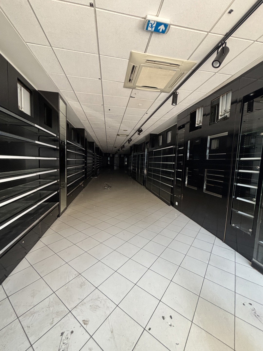 TE HUUR – Handelsruimte met Verdiepingen in Ukkel - foto 4