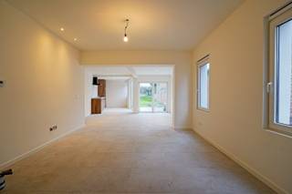 Deze volledig gerenoveerde woning is helemaal instapklaar en ideaal voor wie zorgeloos wil verhuizen. Het leuke van deze woning is dat deze zonet...