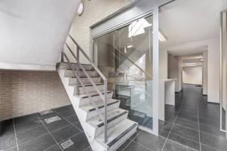 Op een strategische locatie in het hart van Heverlee staat dit architecturale gebouw (2010) met een hedendaagse uitstraling. Het pand omvat een kantoor op twee niveaus en een ruim duplexappartement. Het kantoorgedeelte verwelkomt u met een elegante inkomhal met ingebouwde kasten en een stijlvol receptiemeubel, doorlopend naar een lichtrijk landschapskantoor. Daarnaast zijn er een kitchenette en sanitaire voorzieningen (M/V). Op de eerste verdieping bevindt zich een ruim afzonderlijk bureau naast een vergaderzaal, ideaal voor geconcentreerd werk of vertrouwelijke meetings. Het duplexappartement beslaat de tweede en derde verdieping en biedt een inkomhal met gastentoilet, een volledig ingerichte leefkeuken en een zonnige leefruimte. Op de bovenverdieping zijn er twee ruime slaapkamers, een badkamer met ligbad, douche, wastafel, handdoekdroger, toilet en een technische ruimte/wasplaats. Hogerop nog een ruime zolder. Kantoor en appartement zijn volledig van elkaar gescheiden, met afzonderlijke toegang en aparte tellers voor nutsvoorzieningen. Het gebouw kent lage maandelijkse lasten en is future-proof en onderhoudsvriendelijk. De ligging is een absolute troef: vlot bereikbaar via E40 en E314, met uitstekende aansluitingen op het openbaar vervoer. Met ruime parkeergelegenheid in de buurt combineert dit pand comfort, uitstraling en rendement. Het kantoor is onmiddellijk beschikbaar. Het appartement is verhuurd aan 940 EUR per maand. Een aanrader! 016 22 82 22 of info@homies.be