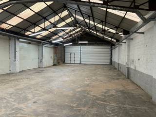 Deze loods beschikt over: * 450 m2 bewoonbare oppervlakte  * Mogelijkheid tot het stallen van  +- 6 wagens naast de loods op eigen terrein.  * een...