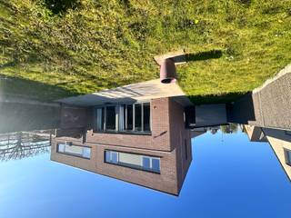 Halfopen woning met 3 slaapkamers en tuin te huur in Roeselare <br /><br />Deze charmante halfopen woning is rustig gelegen in een aangename woonwijk en is onmiddellijk beschikbaar.<br /><br />Indeling gelijkvloers<br /><br /><ul><li>Inkomhal met apart gastentoilet<br /><br /></li><li>Ruime en lichtrijke woonkamer<br /><br /></li><li>Praktische keuken met aansluitende wasplaats<br /><br /></li><li>Terras met zonnige tuin en tuinberging<br /><br /></li><li>Handig poortje langs de voorzijde voor directe toegang tot de tuin<br /><br />Eerste verdieping<br /><br /></li><li>3 volwaardige slaapkamers (voorzien van gordijnen) met parketvloer<br /><br /></li><li>Apart toilet<br /><br /></li><li>Badkamer met ligbad én douche<br /><br />Deze woning combineert comfort, ruimte en een rustige ligging — ideaal voor gezinnen of koppels die op zoek zijn naar een fijne thuis.<br /><br />💶 Huurprijs: €1.075 per maand<br /><br />📍 Adres: Hof van Deynze 13, 8800 Roeselare<br /><br />📅 Beschikbaar: onmiddellijk<br /><br />Interesse? Neem gerust contact op voor meer info of een bezoek!</li></ul>