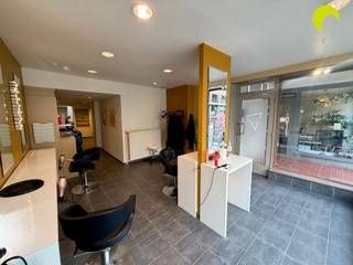 <p><span>Op een uitstekende commerciële locatie in het centrum van Mortsel bevindt zich dit ruime en veelzijdige handelspand aan de Heilig-Kruisstraat 7. Dankzij de grote raampartijen aan de straatzijde geniet het pand van veel natuurlijke lichtinval en een goede zichtbaarheid.</span></p><p><span>Het pand is momenteel ingericht als kapsalon, maar leent zich dankzij de indeling uitstekend voor verschillende professionele activiteiten, zoals een kapsalon, schoonheids- of verzorgingspraktijk, kantoor, vrij beroep of andere dienstverlening.</span></p><p><span>Indeling:</span><span><br />Vooraan bevindt zich een ruime handelsruimte met verschillende werkplaatsen. <br />Verder naar achteren beschikt het pand over meerdere afzonderlijke ruimtes die flexibel kunnen worden ingericht als behandelruimte, bureau, personeelsruimte of berging. Daarnaast zijn er een apart toilet en verschillende praktische bergruimtes aanwezig.</span></p><p><span>De centrale ligging vormt een belangrijke troef. Het pand bevindt zich in het commerciële centrum van Mortsel, in de onmiddellijke omgeving van winkels, horeca en andere handelszaken. </span></p><p><span>Ook met het openbaar vervoer, de fiets en de wagen is de locatie vlot bereikbaar. Het centrum van Mortsel profileert zich bovendien als een mix van winkels, horeca en lokale ondernemers.</span></p><p><span> </span></p><p><span>Troeven: centrale ligging in Mortsel, grote etalage en goede zichtbaarheid, ruime handelsoppervlakte, verschillende afzonderlijke ruimtes en een flexibele indeling geschikt voor uiteenlopende professionele activiteiten. </span></p><p><span> </span></p><p><span>Nuttige informatie: </span></p><ul><li><span>Beschikbaarheid: 1 januari 2027</span></li><li><span>Gemeenschappelijke kosten: 90 euro (provisie water, onderhoud gemene delen en minuterie)</span></li><li><span>Huurwaarborg: 3 maanden</span></li><li><span>Plaatsbeschrijving: 225 euro (per partij)</span></li><li><span>EPC: E-label</span></li></ul><p><span> </span></p><p><span>Voor een bezoek ter plaatse kan u ons contacteren op het nummer 03 449 42 41 of mail ons via <span>hallo@habicom.be</span></span></p>