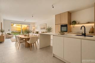 In het centrum van Deerlijk treffen we deze nieuwe woning die tot in de puntjes is afgewerkt en volledig geschilderd.<br /><br /><strong>Hoogwaardig afgewerkte woning met 4 slaapkamers en 2 badkamers</strong><br /><br />Deze woning combineert een doordachte indeling met een verzorgde afwerking en hedendaags wooncomfort.<br />Met vier slaapkamers, 2 badkamers, een afzonderlijk bureau en een aangename leefruimte biedt ze alle ruimte voor het hele gezin.<br />De woning wordt volledig geschilderd aangeboden en is tot in de puntjes afgewerkt, met oog voor detail. Dankzij de geothermische warmtepomp wordt aardwarmte benut voor een energiezuinige verwarming: een duurzame troef voor comfortabel wonen.<br />
<h4>Gelijkvloers</h4>
<ul>
<li>Inkomhal met ruimte voor een vestiaire</li>
<li>Toilet</li>
<li>Apart bureau, ideaal voor thuiswerk</li>
<li>Praktische berging en technische ruimte</li>
<li>Open keuken met eiland, aansluitend op de eetruimte</li>
<li>Aangename zithoek met grote raampartijen en toegang tot het terras en de tuin</li>
</ul>
<h4>Eerste verdieping</h4>
<ul>
<li>Twee ruime slaapkamers</li>
<li>Badkamer met ligbad en dubbele wastafel</li>
<li>Toilet</li>
</ul>
<h4>Tweede verdieping</h4>
<ul>
<li>Twee bijkomende slaapkamers</li>
<li>Extra bergruimte</li>
<li>Badkamer met douche</li>
</ul>
De woning werd volledig geschilderd en voorzien van de nieuwste technieken<br />Ook is er aan afgesloten garage en volledig aangelegde tuin.<br /><br />Een ideale woning voor wie ruimte, een hoogwaardige afwerking en energiezuinig wooncomfort wil combineren.<br />Aankoop mogelijk aan het verlaagde btw-tarief van 6%, mits voldaan aan de wettelijke voorwaarden.
<h4>Interesse? Neem contact op voor meer informatie of een bezoek via </h4>
Martijn@maesconceptimmo.be<br />0470/629568<br />
