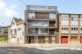 <p>Kwalitatief recent appartementsgebouw met 5 vergunde appartementen – uitstekende investeringsopportuniteit!<br /><br />Dit appartementsgebouw is centraal gelegen in Kortrijk, op wandelafstand van de Grote Markt en vlak bij scholen, winkels en openbaar vervoer. Dankzij de gunstige ligging en de kwalitatieve afwerking vormt dit pand een ideale investering.<br /><br />Het gebouw omvat vijf instapklare en energiezuinige appartementen (EPC A), elk voorzien van een terras. Drie appartementen beschikken over twee slaapkamers, terwijl twee appartementen één slaapkamer tellen. Daarnaast is er een gemeenschappelijke fietsenberging aanwezig voor extra comfort.<br /><br />Alle appartementen zijn momenteel verhuurd, waardoor u onmiddellijk geniet van een stabiel rendement zonder bijkomende inspanningen.<br />Troeven: instapklaar, alles verhuurd, ideale investering, centrale ligging nabij alle voorzieningen, energiezuinig, zonnepanelen, centrale verwarming op gas, dubbele beglazing, conforme elektriciteit.<br /><br /><br />Een zorgeloze investering met onmiddellijk rendement op een toplocatie in Kortrijk.<br /><br />Bezoek na afspraak met Immo Beguin: tessa@immobeguin.be</p>