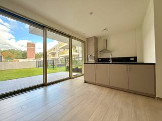 Stijlvol gelijkvloers nieuwbouwappartement met tuin in hartje Kapellen Ontdek dit instapklare nieuwbouwappartement met 2 slaapkamers, gelegen op...