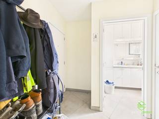 <p><span>Aan het stadspark in Sint-Truiden vinden we dit duplexappartement op de tweede en derde verdieping terug. </span></p><p><span>Het gebouw werd in de loop van 2006-2007 volledig gerenoveerd. Scholen, supermarkten, horeca, ... zijn allemaal op wandelafstand gelegen.</span></p><p><span>Het treinstation ligt om de hoek en biedt een snelle verbinding richting Hasselt, Leuven en Brussel. </span></p><p><span> </span></p><p><span>Het appartement beschikt over individuele tellers van de nutsvoorzieningen, wordt verwarmd op aardgas en heeft een conform gekeurde elektrische installatie.</span></p><p><span>Daarnaast beschikt het over een energiezuinig EPC-label B. </span></p><p><span> </span></p><p><span>Via de gemeenschappelijke trap bereiken we de tweede verdieping waar de centrale inkomhal te vinden is. Hier vinden we toegang tot de badkamer, een apart toilet en de leefruimte. Deze lichtrijke ruimte is opgedeeld met een woonkamer aan de voorzijde, een eetkamer en de open keuken. </span></p><p><span>Deze keuken is voorzien van alle nodige toestellen. </span></p><p><span>De trap in de woonkamer brengt ons naar het slaapgedeelte op de derde verdieping waar er twee ruime slaapkamers gelegen zijn alsook het privaat terras. </span></p><p><span>Ook in de kelderverdieping is er een bijhorende berging te vinden. </span></p><p><span> </span></p><p><span>Dankzij zijn gunstige ligging leent het appartement zich ook optimaal als een veilige investering. </span></p><p><span>Momenteel wordt het appartement verhuurd. </span></p><p><span> </span></p><p><span>Pluspunten:</span></p><p><span>- instapklaar</span></p><p><span>- 2 ruime slaapkamers</span></p><p><span>- in het centrum</span></p><p><span> </span></p><p><span>De vermelde bewoonbare oppervlakte is de netto-oppervlakte van het appartement met uitzondering van de kelder.</span></p><p><span> </span></p><p><span>EPC Gemeenschappelijke delen:</span></p><p><span>Certificaatnr: 20251113-0003730780-GD-2</span></p><p><span>Datum: 13/11/2025</span></p><p><span>Geldig tot: 13/11/2035</span></p>