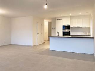 <p><span>2 slaapkamer appartement TE HUUR gelegen op de gelijkvloerse verdieping van de residentie "Paddenhoek" te Kluisbergen.</span></p><p><span>INDELING<br />Het appartement voorziet een living met open keuken voorzien van alle comfort, een ruime berging/wasplaats, 2 mooie slaapkamers, een badkamer met moderne inloopdouche en een gastentoilet. <br />Bovendien beschikt het appartement over een groot terras met tuintje.<br />Bij het appartement hoort een grote ondergondse garage.</span></p><p><span>TECHNISCH<br />Met een warmtepomp, vloerverwarming en ZONNEPANELEN is dit appartement ZEER energiezuinig!</span></p><p><span> LIGGING<br />Op wandelafstand van de AD Delhaize, bakker, beenhouwer.. heb je alles bij de hand. </span></p><p><span>Beschikbaar 01/10/2026</span></p><p><span>Benieuwd naar dit appartement?<br />Vraag uw bezoek aan via onze website www.immodhondt.be </span></p>