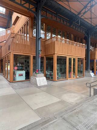 <p><strong><span>Handelsruimte van 127 m² te huur – Gare Maritime, Brussel</span></strong></p>
<p><span>Vestig uw activiteit op een van de meest iconische locaties van Brussel. Deze handelsruimte van </span><strong><span>127 m²</span></strong><span> bevindt zich in </span><strong><span>Gare Maritime</span></strong><span> op de site van </span><strong><span>Tour & Taxis</span></strong><span> en geniet van een uitzonderlijke omgeving met winkels, kantoren, ontspanningsruimtes en een grote dagelijkse bezoekersstroom.</span></p>
<p><span>De unit biedt een grote flexibiliteit voor uiteenlopende commerciële concepten en geniet van een uitstekende zichtbaarheid binnen een dynamische en aantrekkelijke site.</span></p>
<p><span>Gare Maritime is vlot bereikbaar met de wagen, het openbaar vervoer en de fiets, met parkeermogelijkheden in de nabijheid en een snelle verbinding met het centrum van Brussel en de Ring.</span></p>
<p><span>Deze ruimte is bijzonder geschikt voor een handelszaak, showroom, dienstverlenende activiteit of andere publieksgerichte onderneming.</span></p>
<p><strong><span>Neem contact met ons op voor meer informatie of om een bezoek te plannen.</span></strong></p>