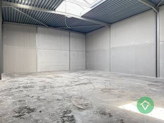 Nieuwe geïsoleerde KMO-unit te Aartrijke met een oppervlakte van 237 m² en 1 private parkeerplaats. <br /><br />Deze loods met brandklasse C heeft een oppervlakte van 237 m² en een vrije hoogte van +/- 6 m,. <br /><br />Deze UNIT bestaat uit: een sectionaalpoort van 4,50 m op 4,50 m, een afzonderlijke toegangsdeur, lichtstraat met rookluik, een regenwaterput van 6500 liter en een sceptische put. <br /><br />Alle nutsvoorzieningen, zoals water / elektriciteit / internet komen binnen in de unit. Er is ook een mogelijkheid om later zonnepanelen te plaatsen op de dakstructuur. <br /><br />Dit project is strategisch gelegen te Aartrijke, vlot bereikbaar en op korte afstand van Torhout, Ruddervoorde en de E403. Het bedrijventerrein is ideaal voor kleine en middelgrote ondernemingen die op zoek zijn naar een functionele, duurzame en goed bereikbare uitvalsbasis in West-Vlaanderen.<br /><br />Interesse? Neem contact met ons op voor meer info of een bezoek ter plaatse.