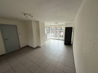 <strong>Verzorgd appartement met 1 slaapkamer, terras en garagebox vlakbij het centrum.</strong><span> Dit goed onderhouden appartement <span>(52m² - bron EPC) is</span> gelegen op de derde verdieping van de residentie <span>"</span><span><span>Ijzerbron"</span> </span>op de Bilzersteenweg 116 te Tongeren. Garagebox inbegrepen aan de achterzijde van het gebouw. Op deze locatie is het centraal wonen met een goede verbinding naar het stadscentrum en belangrijke invalswegen. </span><br /><br /><span>De indeling is als volgt - verdieping 3:</span><br /><span>Open leefruimte met aansluitend de keukenhoek. Kastenwand met spoelbak, kookplaat met dampkap, oven, losstaande koelkast en ontbijttoog. Grote raampartijen waardoor veel lichtinval en toegang tot het terras waar je kan profiteren van de ochtendzon. Recent gerenoveerde badkamer met meubel met enkele lavabo en spiegelkast, toilet, douche en aansluitingen voor het plaatsen van een wasmachine. Ruime slaapkamer gelegen aan de achterzijde van het gebouw. </span><br /><br /><span>Afgesloten garagebox aan de achterzijde van het gebouw - inbegrepen in de prijs. </span><br /><span>Geen lift in het gebouw.<br /><br /></span>Energielabel C - collectieve gasketel met caloriemeters.<br />De elektriciteitskeuring is conform de strenge wetgeving.<br />Asbestattestveilig (3 asbestmaterialen zorgvuldig te beheren - enkel dorpels)<br /><br /><span><span><span>Het appartement is momenteel verhuurd waardoor het uitermate geschikt is als opbrengsteigendom</span>.</span></span><br /><br /><span>Op zoek naar een ideaal investeringspand of een mooi appartement om zelf te wonen? Neem dan vandaag nog contact op voor een bezichtiging.</span><br /><br /><span>Wij </span><strong>ontzorgen</strong><span> je ook voor de </span><strong>verkoop van je huidige woning</strong><span>! Voor meer uitleg helpen we je graag verder.</span>