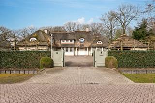 Prachtige rietgedekte klassevilla met een bewoonbare oppervlakte van 622 m² biedt u onder meer 4 slaapkamers, 3 badkamers, een dubbele garage...