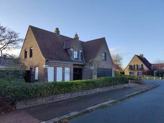 Zeer ruime alleenstaande villa op 538m² grond. Er werden al verschillende  renovaties uitgevoerd.  Het sanitair en de keuken zijn enkele jaren...