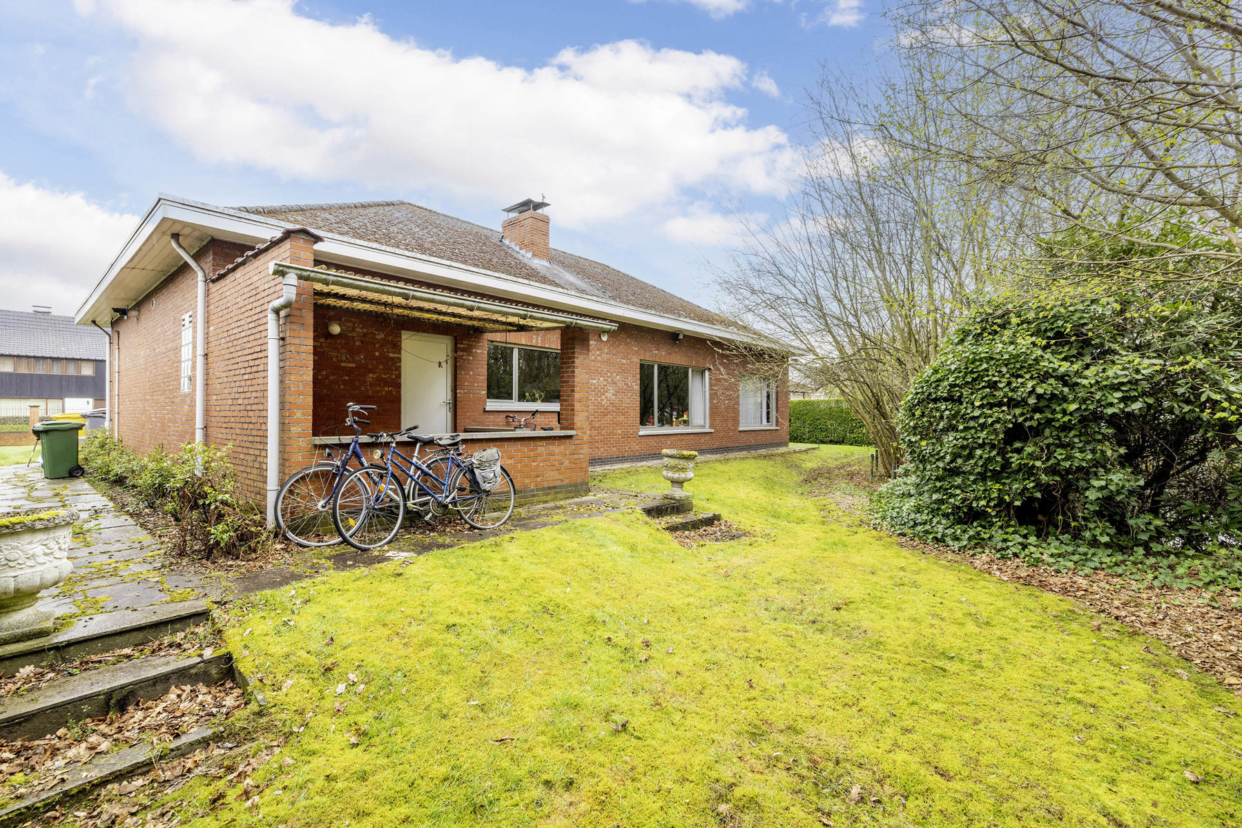 Rustig gelegen te renoveren woning met 2 slp op mooi perceel - foto 4