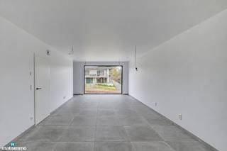 VOLLEDIG AFGEWERKTE EN GESCHILDERDE NIEUWBOUWWONING (EPB E10) MET 3 SLAAPKAMERS, 2 BADKAMERS, 2 GARAGES, KELDER EN AANGELEGDE TUIN IN WERM<br /><br /><span>*** Bekijkt u deze woning via een aanverwante website? Surf dan naar https://matisimmo.be/nl/aanbod/4482378/eengezinswoning-te-koop-in-3730-bilzen-hoeselt en klik op de link voor het INTERACTIEF GRONDPLAN: https://grondplan.matisimmo.be/grondplan/?map=HoeseltBronstraat25</span><span> ***</span><br /><br />Deze ruime en moderne nieuwbouwwoning is gelegen op een geliefde locatie in Werm, een deelgemeente van Hoeselt, vlakbij de verbindingsweg tussen Tongeren en Bilzen. Werm is een landelijk dorp met tal van mooie fiets- en wandelroutes, alsook voorzien van verschillende faciliteiten in de nabije omgeving zoals een apotheker, supermarkt, school, openbaar vervoer, bakker, …<br /><br />De woning werd recent volledig afgewerkt met kwalitatieve materialen en werd voorzien van alle laatste technieken betreffende energiezuinigheid en comfort. Het E-peil scoort dan ook zeer goed, namelijk E-10 volgens het EPB. Hieronder enkele details:
<ul>
<li>er is een geothermische warmtepomp met verticale boring geplaatst waardoor men zowel kan verwarmen in de winter als koelen in de zomer</li>
<li>de woning beschikt over een zonnepaneleninstallatie</li>
<li>alle slaapkamers en de woonkamer zijn voorzien van een preairco-installatie</li>
</ul>
Daarbuiten werd de woning volledig geschilderd, wat een extra pluspunt is.<br /><br />De indeling van de woning is als volgt; bij de inkomhal is een apart toilet voorzien, verder is hier de trap naar het eerste verdiep en geeft de inkomhal directe toegang tot de riante woonkamer met open keuken. De woonkamer is zowel aan de voorzijde als aan de achterzijde voorzien van grote raampartijen wat maakt dat men geniet van optimaal daglicht. De keuken is uitgerust met een eiland en heeft zicht op de achterliggende tuin met terras. Aanpalend is een praktische berging voorzien.<br /><br /><span>De eerste verdieping is ingedeeld met 3 ruime slaapkamers, 2 badkamers en apart toilet. De badkamers zijn beide uitgerust met een inloopdouche en wandmeubel met dubbele lavabo. In één van de slaapkamers kan men een ruime dressing voorzien. </span><br /><br />Tot slot beschikt de woning op de kelderverdieping over een opbergruimte en inpandige garage, die uitkomt op het straatniveau. Tevens werd er een aparte inkomdeur voorzien om de kelderverdieping te betreden. In de garage kunnen 2 auto’s achter elkaar geparkeerd worden. <span>Autoliefhebbers hebben de mogelijkheid om een parkeerbrug te plaatsen.</span><br /><br />De tuin werd volledig, onderhoudsvriendelijk aangelegd en voorzien van een terras met zicht op de groene omgeving. Tevens werd er een tuinhuis voorzien in dezelfde gevelsteen als de woning.<br /><br />Wilt u graag deze moderne nieuwbouwwoning bezichtigen? Neem dan vrijblijvend contact op met ons kantoor via 089/44.00.00 of info@matisimmo.be<br /><br />De vermelde woonoppervlakte is de bruto vloeroppervlakte overgenomen uit de EPB-startverklaring.