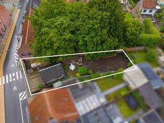 Op zoek naar een bouwgrond waarop u uw plannen op eigen tempo kan realiseren? Deze bouwgrond in de Leiestraat te Kuurne heeft een oppervlakte van 323 m² en biedt interessante mogelijkheden zonder bouwverplichting. Daardoor vrij te bouwen wanneer het voor u het juiste moment is.<br /><br />Op het perceel bevinden zich momenteel een carport (hoogte van circa 2,30 m) en een dubbele garage (hoogte van circa 1,85 m). Hier is elektriciteit aanwezig. Deze kunnen onmiddellijk dienst doen voor eigen gebruik, bijvoorbeeld voor het stallen van voertuigen, opslag of hobbyruimte. Wie niet meteen bouwplannen heeft, kan bovendien overwegen om deze ruimtes tijdelijk te verhuren in afwachting van toekomstige bouwplannen.<br /><br />Het perceel is gelegen in woongebied, geen verkaveling & BPA/RUP van toepassing. Indicatief kan rekening worden gehouden met de principes van de goede ruimtelijke ordening:<br />•halfopen bebouwing met min. 3 m vrije zijstrook<br />•bouwdiepte gelijkvloers max. 15 m<br />•bouwdiepte verdieping max. 12 m<br />•gabarit en kroonlijsthoogte dienen aan te sluiten bij het aanpalende gebouw<br />•maximale terreinbezetting van 50%<br />•vloerpas van de woning minimaal 40 cm boven het maaiveld<br /><br /><br />Waarom dit perceel overwegen?<br /><br />✔ Geen bouwverplichting<br />✔ Perceel van 323 m²<br />✔ Carport en dubbele garage aanwezig<br />✔ Mogelijkheid tot tijdelijk eigen gebruik of verhuur<br />✔ Gelegen in woongebied<br />✔ Potentieel voor halfopen bebouwing<br />✔ Interessante ligging in Kuurne<br /><br />Interesse, bel 0471 69 44 30<br />Attesten & documenten: www.nestr.be