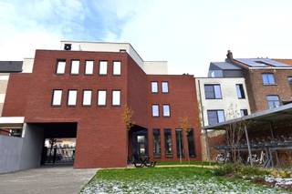 Op het bruisende Sint-Amandsplein te Kortrijk bevindt zich residentie Amand 47, een hedendaags studentencomplex op wandelafstand van diverse hogescholen, universiteiten en voorzieningen. Dankzij de nabijheid van cultuur, horeca en sociale activiteiten is dit de ideale locatie voor een comfortabel en dynamisch studentenleven.<br /><br />Bij de ontwikkeling van het project werd bijzondere aandacht besteed aan duurzaamheid, energiezuinigheid en optimaal ruimtegebruik. Dit complex is een toekomstgerichte en energiezuinige residentie, gebouwd volgens de nieuwste technieken.<br /><br />Indeling als volgt:<br />We starten in de inkom met ingemaakte vestiaire en bijkomende opbergmogelijkheden.<br />Privatieve badkamer uitgerust met een douche, lavabomeubel en een toilet.<br /><br />Verderop opent de kamer zich naar de leef- en studeerruimte, die dankzij haar doordachte inrichting heel ruimtelijk en licht aanvoelt.<br /><br />Gemeenschappelijk:<br />De volledig uitgeruste leefkeuken vormt het hart van het gebouw, voorzien van moderne toestellen en een individuele locker per bewoner voor persoonlijke keukenspullen.<br />Dit is dé plek waar studenten samen koken, eten of ontspannen.<br /><br />Daarnaast beschikt de residentie over een gezellige binnentuin, waar men in een rustige, groene omgeving kan genieten van wat ontspanning of een studiepauze.<br />Verder zijn er een veilige fietsenstalling en een lift aanwezig, wat bijdraagt aan het dagelijks comfort en de toegankelijkheid van het gebouw.<br /><br />Verhuurd dus meteen rendement!<br />Verkoop onder btw-stelsel<br /><br />Onze ref. DEV4813