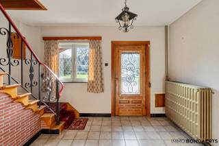 Deze te renoveren woning, gebouwd in 1960, is gelegen op een ruim perceel van 39a 16ca en heeft een bewoonbare oppervlakte van 146m².INDELING...