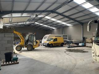 - Ideal location in Beselare: Dadizelestraat 136- Recent warehouse (built in 2023) of 15m deep and 18m wide- Licensed for storage- Equipped with...