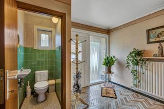 <p><strong>Op een unieke ligging aan de ingang van natuurgebied Den Dotter en in een rustige doodlopende straat bevindt zich deze te renoveren bungalow met tal van mogelijkheden. </strong>De woning beschikt over <strong>een bewoonbare oppervlakte van ca. 140 m²</strong> en omvat een inkomhal, een gastentoilet, een lichtrijke woonkamer, een aparte leefkeuken met toegang tot <strong>de veranda</strong>, een nachthal, <strong>drie slaapkamers</strong>, een badkamer en een berging. Een absolute meerwaarde is <strong>de zolderverdieping van maar liefst 140 m²</strong>, bereikbaar via een vaste trap. Deze ruimte biedt uitstekende mogelijkheden om de woning aanzienlijk uit te breiden. Ook <strong>de ruime droge kelder </strong>zorgt voor extra opslag- of hobbyruimte. Verder beschikt de eigendom over<strong> een aparte garage, oprit met parkeergelegenheid en een voor- en achtertuin.</strong> Bent u op zoek naar een renovatieproject met een solide basis, veel ruimte en een uitzonderlijke ligging midden in het groen, maar toch vlot bereikbaar via de N460 tussen Erembodegem en Geraardsbergen? Dan is deze woning zeker een bezoek waard.</p>