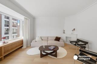 Ruim en volledig gerenoveerd appartement op de 3de verdieping van een kleinschalig gebouw met lift, met slechts één appartement per verdieping. Het appartement werd in 2025 volledig vernieuwd en afgewerkt met hoogwaardige materialen, maatwerk en oog voor detail.<br /><br />De indeling omvat een ruime inkomhal met apart toilet, een lichtrijke leefruimte met balkon, een volledig uitgeruste keuken, drie volwaardige slaapkamers, een stijlvolle badkamer en een tweede balkon met praktische berging.<br /><br />Gelegen op een absolute topligging, op enkele passen van de jachthaven, winkelstraat, supermarkten en het station. Een private kelderberging is inbegrepen.<br /><br />Dankzij de nieuwe ramen, vernieuwde leidingen en radiatoren, conforme elektriciteit en het gunstige EPC B is dit appartement volledig instapklaar. Het dak werd recent vernieuwd, er is een recente cv-ketel en het gebouw is asbestvrij. Verlichting is inbegrepen en de meubels kunnen eventueel worden overgenomen.<br /><br />Een ideale woonst of tweede verblijf voor wie comfort, kwaliteit en een centrale ligging aan zee wil combineren.<br /><br />Interesse? Contacteer ons voor een bezoek!