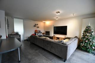 Deze ruime, onderhoudsvriendelijke en energiezuinige woonst kan u terugvinden in Oosteeklo.De woning beschikt over een recent bouwjaar, een lage EPC...