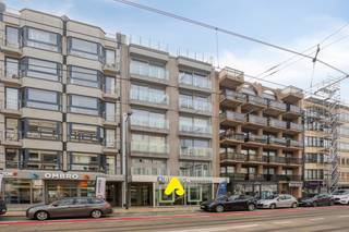Het appartement omvat een inkomhal, lichtrijke leefruimte met aanpalend terras, ingerichte open keuken, apart toilet, aparte berging met aansluiting wasmachine, badkamer voorzien van lavabomeubel en ligbad, 2 slaapkamers beide met toegang tot het terras. <br /><br /><strong>TROEVEN :</strong><br />- EPC label A<br />- Recent gebouw (2009)<br />- Gelegen op 100m van strand<br />- Grote kelder inbegrepen (12m²)<br /><br /><em>Verplichte aankoop van een parkingplaats : € 36.000</em><br />