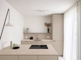 <p>Dit instapklare gelijkvloerse appartement maakt deel uit van de stijlvolle nieuwbouwresidentie Kaai 30, gelegen op een rustige en bijzonder centrale locatie aan de rand van Brugge. Vanuit de residentie geniet u van een aangenaam omgeving langs het water en bevindt u zich tegelijk op korte afstand van het historische stadscentrum.<br /><br />De ligging combineert het beste van twee werelden: rustig wonen, voldoende weg van de toeristische drukte, maar met alle voorzieningen binnen handbereik. Scholen, winkels en openbaar vervoer bevinden zich op wandelafstand. Ook de Grote Markt en ’t Zand zijn vlot bereikbaar. In de nabije omgeving vindt u bovendien meerdere supermarkten, diverse loop- en fietsroutes en een fitness en zwembad op minder dan 1 km van de residentie.<br /><br />Het appartement werd reeds volledig afgewerkt met kwalitatieve materialen en is volledig geschilderd, waardoor het onmiddellijk kan worden betrokken.<br /><br />De indeling omvat een inkomhal met gastentoilet, een aangename leefruimte met open keuken, uitgerust met alle hedendaags comfort, en een praktische technische berging. Vanuit de leefruimte en keuken heeft u rechtstreeks toegang tot het privatieve terras, dat aansluit op de mooi aangelegde, gemeenschappelijke binnentuin en een aangename plek vormt om tot rust te komen. Verder beschikt het appartement over een ruime slaapkamer met ensuite badkamer voorzien van inloopdouche en lavabo.<br /><br />Als bijkomende troef beschikt de residentie over een ondergrondse parkeergarage, te bereiken via een autolift. Bij het appartement dient een ondergrondse autostaanplaats te worden aangekocht, wat zorgt voor extra comfort en parkeergemak.<br /><br />Een uitstekende keuze voor wie op zoek is naar een kwalitatief, instapklaar appartement op een rustige en centrale locatie in Brugge.<br /><br />Voor verdere informatie of vrijblijvend bezoek contacteer Jana op 0498 10 98 98 of mail naar jana@immax.be.</p>