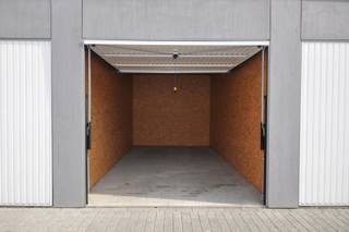 Deze recent gebouwde garage is gelegen naast het Sint-Pietersplein te Gent. Ideale ligging voor omwonenden of voor studenten die tijdens de schoolweek met de wagen naar Gent komen. Het complex is beveiligd met een automatische poort die geopend kan worden met een toegangscode of via een afstandsbediening. De huurprijs bedraagt €120 /maand, de garage is onmiddellijk beschikbaar. Garage enkel voor auto.