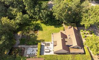 <p>Gelegen in een residentiële en groene woonomgeving bevindt deze villa zich op een royaal perceel van ca. 2.715 m², in een doodlopende straat. De fraai aangelegde tuin met vijverpartij geeft het geheel een aangenaam parkgevoel. Rust, ruimte en privacy zijn slechts enkele troeven van deze degelijke woning.<span></span></p>
<p>Bovendien is er weinig doorgaand verkeer, wat zorgt voor een veilige omgeving voor kinderen, wandelaars en fietsers. Het Zoerselbos, met ca. 400 hectare natuurgebied, bevindt zich op slechts 3 km afstand.</p>
<br /><span><strong>Indeling<br /><br /></strong></span>Inkomhal met gastentoilet voorzien van handenwasser, vestiaireruimte en toegang tot een polyvalente kamer van ca. 10 à 12 m², momenteel ingericht als hobbykamer. Verder bereikt u de leefruimte, die gekenmerkt wordt door royale volumes en veel natuurlijke lichtinval. Deze omvat momenteel een bureau met open haard en zicht op de tuin, een ruime zithoek met plafondhoogte tot in de nok en voorzien van een houtkachel, een afzonderlijk tv-salon, een eetkamer en een volledig ingerichte keuken (2000).
<p>Vanuit de keuken is er toegang tot de inpandige garage met aparte wasplaats. Via de garage bereikt u tevens de droge, geklimatiseerde wijnkelder.</p>
<span><strong>Verdieping<br /><br /></strong></span>De verdieping beschikt over twee met elkaar verbonden overlopen. De eerste, bereikbaar vanuit de inkomhal, geeft toegang tot drie slaapkamers. De tweede overloop, die eveneens rechtstreeks vanuit de leefruimte bereikbaar is, leidt naar de ruime hoofdslaapkamer met een grote ingemaakte kastenwand.
<p>De twee overlopen vloeien in elkaar over, maar kunnen desgewenst van elkaar worden gescheiden door middel van een deur.<span></span></p>
<p>Daarnaast omvat deze verdieping een ruime berging met Velux-dakraam, een badkamer met dubbele lavabo, ligbad en douche, en een afzonderlijk nachttoilet.</p>
<br /><span><strong>Tuin<br /></strong></span><br />Volledig omheinde tuin met een afsluiting van ca. 1,80 m hoog. De tuin beschikt over een grote vijverpartij, twee terrassen en een boomgaard.<br /><br /><span><strong>Bijzonderheden</strong></span>
<ul>
<li>Bevloering in natuursteen en parket</li>
<li>Verwarming deels elektrisch (radiatoren en accumulatoren) en deels op aardgas (vloerverwarming)</li>
<li>Houten en aluminium ramen met dubbele beglazing</li>
<li>Droge, geklimatiseerde wijnkelder</li>
<li>Voorzieningen voor aansluiting op de riolering zijn reeds aanwezig</li>
<li>EPC: label D – 337 kWh/m² jaar</li>
<li>EPC-certificaat: UC 3890393</li>
</ul>
<p><span><strong><br />Stedenbouwkundige inlichtingen</strong></span><span></span></p>
<p>Vg – Wg – Gvv – Gvkr – Gmo – Gworg</p>