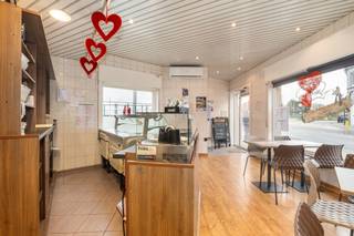 Te koop: halfopen handelspand in het centrum van Oudegem, vlakbij het station van Oudegem. Ideaal gelegen voor een broodjeszaak of handelszaak,...