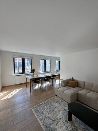 TE HUUR - GENT. Dit stijlvolle appartement combineert hedendaags wooncomfort met authentieke charme op een toplocatie in de stad. Dankzij de hoogwaardige afwerking geniet u hier van een instapklare woonervaring in een stijlvol en lichtrijk geheel.<br /><br />De royale leefruimte baadt in natuurlijk licht door de grote raampartijen en creëert een aangename, open sfeer met een mooi uitzicht als extra troef. De volledig uitgeruste keuken sluit naadloos aan op de leefruimte die het perfecte decor vormt voor zowel gezellige diners als rustige avonden thuis.<br /><br />Het appartement beschikt over twee slaapkamers, waarvan één toegang biedt tot een aangenaam balkon. Ook de badkamer werd met oog voor detail afgewerkt in kwalitatieve materialen en voorzien van alle hedendaags comfort. Verder is er een praktische berging aanwezig met aansluitingen voor wasmachine en droogkast.<br /><br />Met een EPC-score van 110 en energielabel B woont u hier bovendien energiezuinig en comfortabel.<br /><br />De ligging vormt zonder twijfel een extra meerwaarde: op wandelafstand vindt u winkels, horeca en openbaar vervoer, waardoor u optimaal geniet van alles wat Gent te bieden heeft.<br /><br />Huurprijs: € 1.400 per maand, inclusief kosten.
