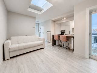 Deze prachtig gerenoveerde studio is ideaal gelegen in het centrum van Knokke, op wandelafstand van winkels, restaurants en het strand.<br /><br />De studio werd recent volledig vernieuwd met oog voor detail en kwalitatieve materialen. De lichtrijke leefruimte sluit naadloos aan op het ruime terras (+-13 m2), een absolute troef in deze centrale ligging.<br /><br />De moderne open keuken is volledig uitgerust en praktisch ingericht. De badkamer werd hedendaags afgewerkt en beschikt over een comfortabele inloopdouche. Dankzij de slimme indeling wordt de ruimte optimaal benut.<br />Een privatieve kelderberging is inbegrepen.<br /><br />Mogelijkheid tot aankoop/huren van een autostaanplaats/garagebox in de nabije omgeving!<br />stedenbouwkundig uittreksel en maatregelenregister in aanvraag.<br /><br />Aarzel niet om ons te contacteren voor meer informatie: tel.: 050 62 44 14 of via knokke@immax.be