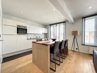 Cet appartement prêt à emménager et également meublé avec deux chambres complètes est situé près de l'UZ Gand. L'emplacement offre une connexion optimale vers l'E40 et l'E17 et le centre historique de Gand est accessible à vélo.Disposition de l'appartement :Hall d'entrée avec toilettes invités - salon - cuisine entièrement équipée avec rangement séparé - chambre 1 - chambre 2 - salle de bain avec double vasque et douche à l'italienne - terrasseL'appartement comprend un garage box pour 150,00 euros par mois.Disponible à partir du 01/02/2026.