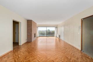 Te renoveren appartement combineert een rustige, groene ligging met een uitstekende bereikbaarheid. Gelegen op de vierde verdieping van residentie Betula (Canadezenhof), geniet u hier van een indrukwekkend panoramisch zicht én een vlotte verbinding richting de Expresweg en het historische centrum van Brugge.<br /><br />Indeling van het appartement :<br />- Inkomhal met vestiaire, afzonderlijk gastentoilet en een handige opbergruimte.<br />- Leefruimte & Keuken: lichtovergoten woonkamer die rechtstreeks toegang biedt tot het zonnige terras. Aansluitend op de keuken bevindt zich een praktische bijkeuken/berging.<br />- Via de nachthal bereikt u twee volwaardige slaapkamers en de badkamer.<br />- Ondergronds: de lift brengt u rechtstreeks naar de kelderverdieping, waar een private garagebox en een extra opbergruimte tot uw beschikking staan.<br /><br />De belangrijkste pluspunten:<br />- In te richten naar eigen smaak: de ideale basis om uw droominterieur te realiseren.<br />- Toplocatie: strategisch gelegen qua mobiliteit en op een boogscheut van het stadscentrum.<br />- Groen uitzicht: aan zowel de voor- als achterzijde geniet u van een prachtig, vrij zicht op de omgeving.<br /><br />Wilt u de mogelijkheden van dit pand zelf ontdekken? Neem gerust contact op via 0470 50 50 50 voor extra info of een bezoek ter plaatse!