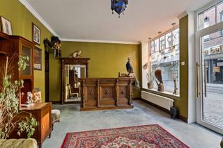 A environ 50 mètres de la Grand-Place de Tongres se trouve cette maison commerciale unique.<br /><br />Le rez-de-chaussée est aménagé avec un espace commercial à l'avant (24 m²) et un atelier à l'arrière (55 m²) avec un espace de stockage (22 m²) et une cave.<br /><br />À l'arrière, il y a un accès au garage attenant et verrouillable (16,5 m²) avec une entrée par la Grand-Place.<br /><br />Les étages sont aménagés en logement, qui a été en grande partie rénové :<br />Étage +1 :<br /> x Deux grandes chambres (18 m² et 24,5 m²), dont une avec dressing ;<br /> x Salle de bain avec baignoire et lavabo ;<br /> x Toilettes séparées au rez-de-chaussée et à l'étage 1 ;<br />Étage +2 :<br /> x Beau salon lumineux avec cuisine équipée et mezzanine.<br /><br />Ce bâtiment correspond-il parfaitement à votre recherche ? Venez certainement le visiter et découvrez tous ses avantages.<br /><br />INTÉRESSÉ ?<br />Planifiez une visite en appelant le 012 23 00 23 ou posez vos questions à roland@immo-leroi.be.