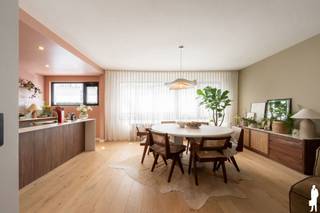 <strong>Gerenoveerd appartement met 2 slaapkamers, tuin en autostaanplaats</strong><br /><br />Dit appartement werd <strong>gerenoveerd</strong> ca. 2021 en is <strong>kwalitatief afgewerkt</strong>. Het bevindt zich in uitstekende staat en is <strong>volledig instapklaar</strong>. Gelegen in een <strong>kleinschalig gebouw</strong> en nabij het centrum van Kontich. Dankzij de combinatie van kwalitatieve afwerking, ruime volumes en uitstekende bereikbaarheid vormt dit appartement een ideale woonoplossing.<br /><br /><strong>Algemeen:</strong><br />- Bewoonbare oppervlakte: ca. 78 m² + tuin 91 m²<br />- Kwalitatieve afwerkingsgraad<br />- Optimale lichtinval<br />- 2 ruime slaapkamers (ca. 16 m² en 9 m²) met uitzicht op de tuin<br />- Badkamer met douche en modern wasmeubel <br />- Privatieve bergruimte<br />- Autostaanplaats, verplicht mee aan te kopen (vraagprijs: 20.000,- euro)<br />- Lage gemeenschappelijke kosten (water en elektriciteit van de gem. delen)<br />- Privatieve tuin <br /><br /><strong>Technische kenmerken/renovaties:</strong><br />- Energiezuinig appartement met EPC: 156 kWh/m²jaar (energielabel B)<br />- Totaalrenovatie van het gebouw ca. 2021<br />- Parketvloeren <br />- Kleinschalig gebouw <br />- Voorzien van videofoon<br />- Elektriciteit conform<br />- Centrale verwarming op gas<br />- Dubbele beglazing<br /><br /><strong>Indeling (ca. 78 m²):</strong><br />- Inkom met gastentoilet <br />- Ruime leefruimte <br />- Open leefkeuken, hyper geïnstalleerd (AEG)<br />- Twee slaapkamers<br />- Terras en tuin (91 m²) <br />- Aparte bergruimte <br />- Design badkamer met inloopdouche<br />- 2 slaapkamers met uitzicht op de tuin <br /><br /><strong>Onmiddellijke omgeving:</strong><br />- Gelegen in een enkele richting straat nabij het centrum van Kontich<br />- Kindvriendelijke buurt<br />- Zeer vlotte bereikbaarheid naar Antwerpen en Brussel (E19 en trein)<br />- Scholen, winkels, openbaar vervoer en verschillende natuurgebieden op fiets- en wandelafstand
